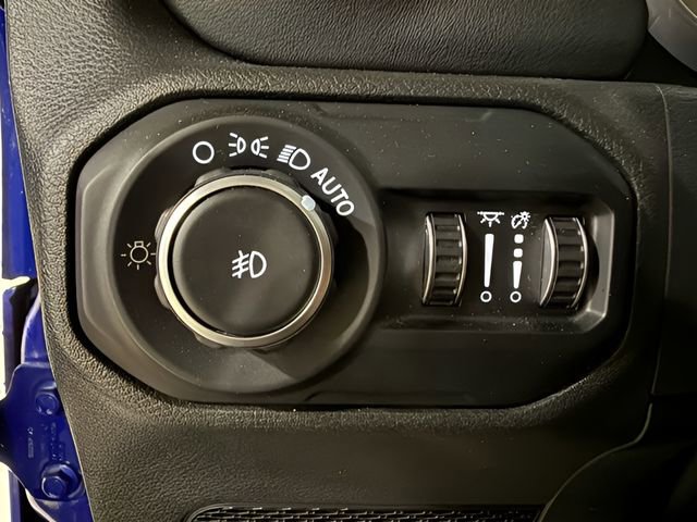 Used 2018 Jeep Wrangler Unlimited Sahara w/ Uconnect 4C Nav & Sound Group image 14