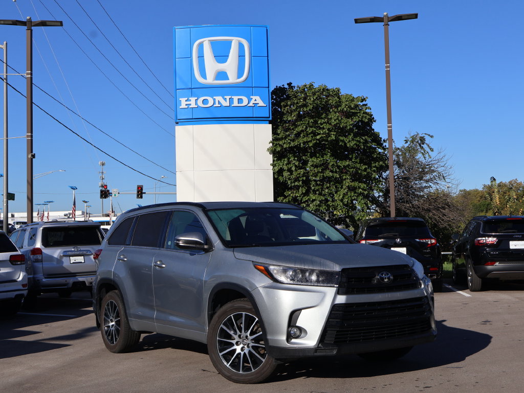 Used 2017 Toyota Highlander SE AWD/4WD image 1
