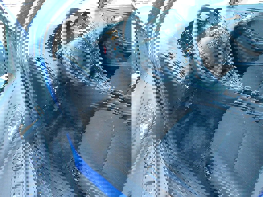 Used 2018 Ford Focus SE w/ SE Appearance Package image 12