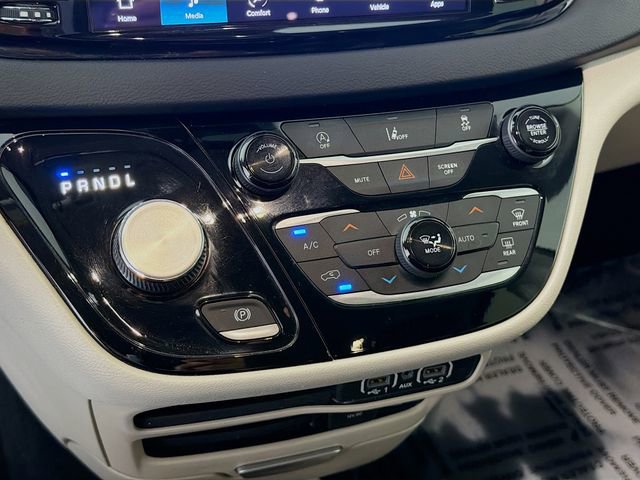 Used 2022 Chrysler Pacifica Touring-L image 16