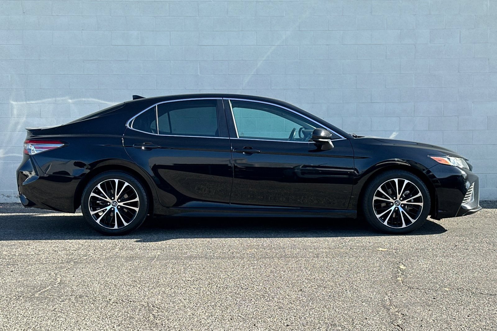 Used 2019 Toyota Camry SE FWD image 3