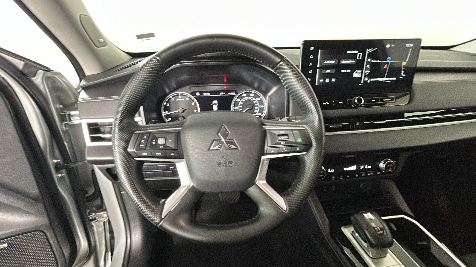 Used 2025 Mitsubishi Outlander SE AWD/4WD image 16
