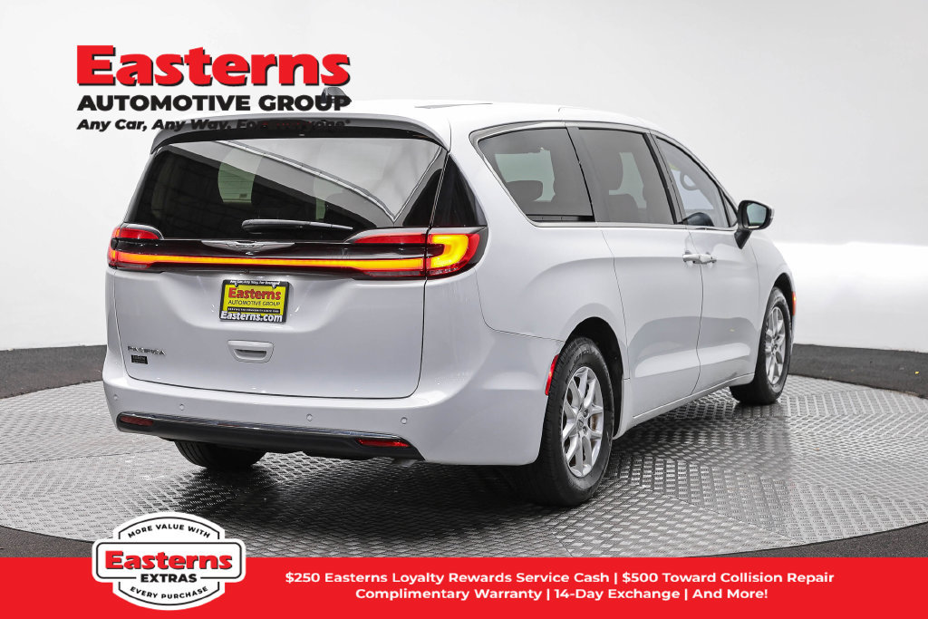 Used 2023 Chrysler Pacifica Touring-L FWD image 6