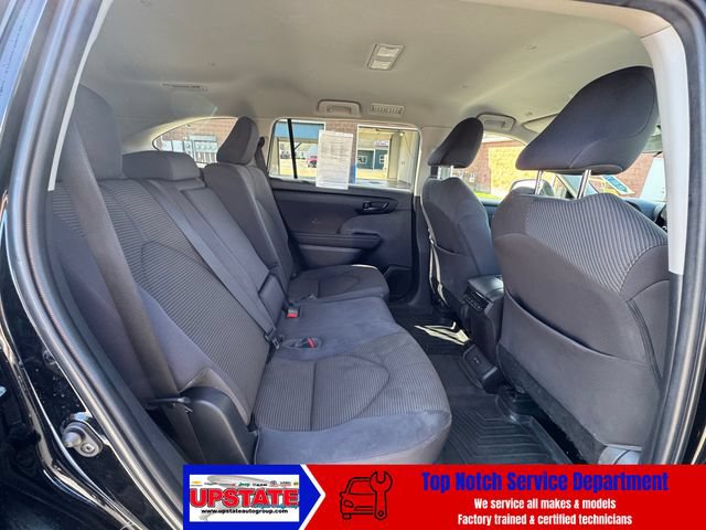 Used 2022 Toyota Highlander LE AWD/4WD image 14