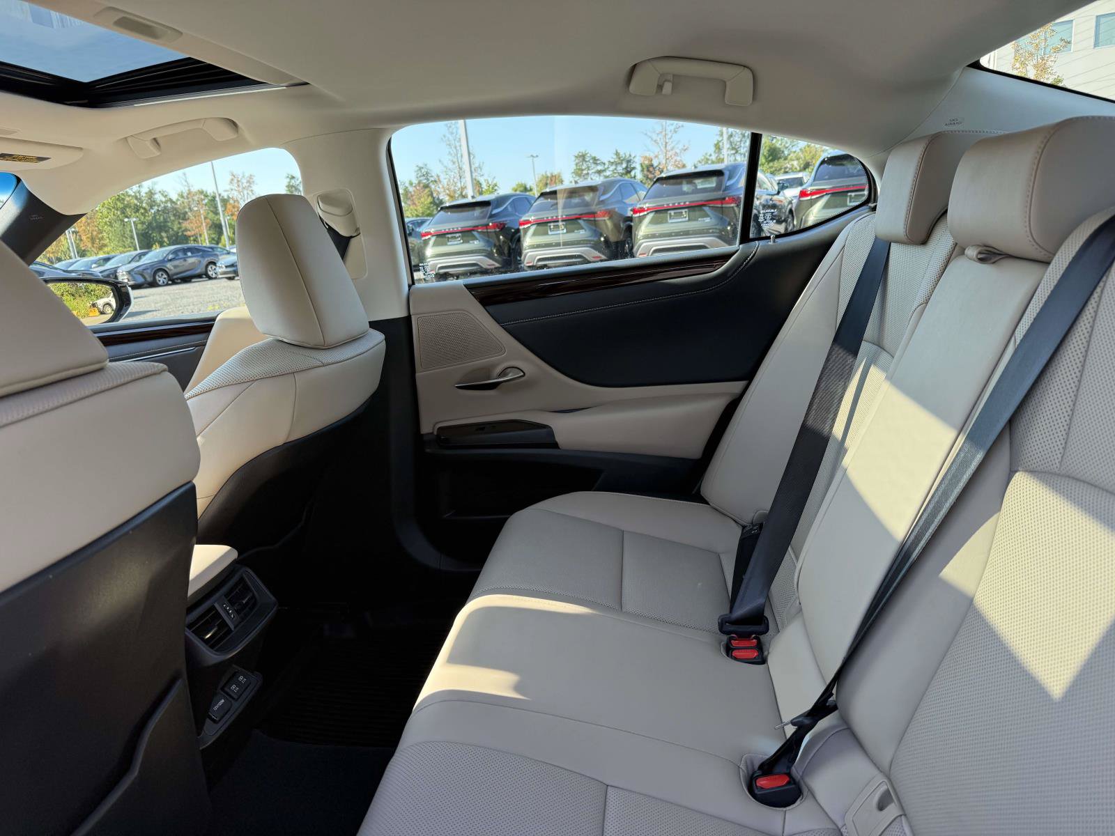 Used 2019 Lexus ES 300h w/ Premium Package FWD image 17
