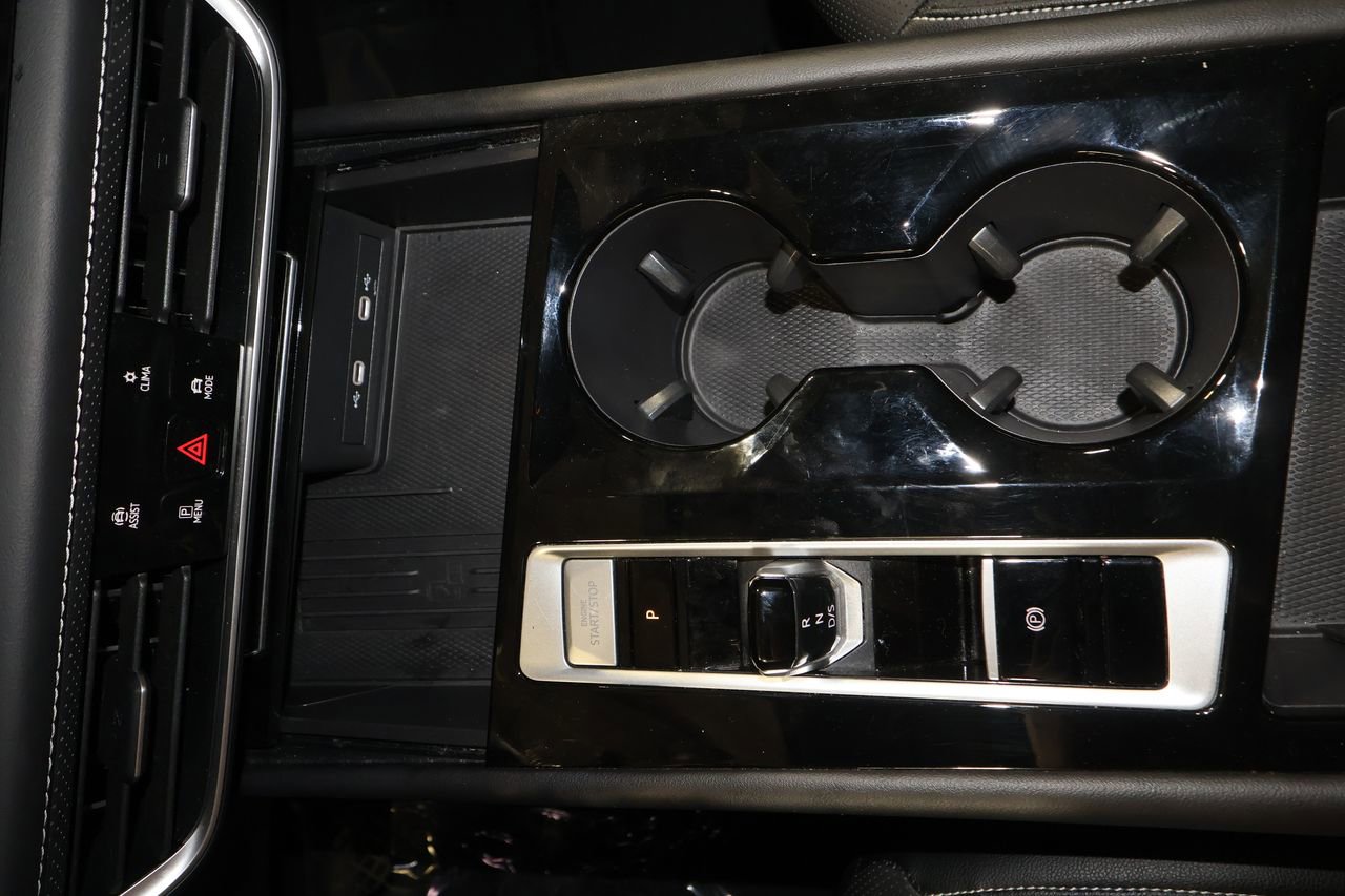 Used 2025 Volkswagen Atlas SE image 14