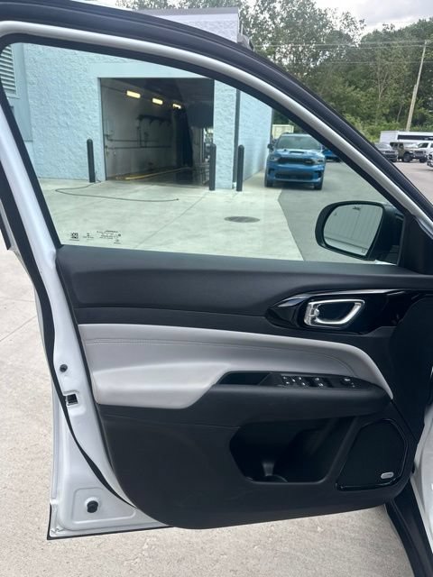 Used 2022 Jeep Compass Limited w/ Sun and Sound Group AWD/4WD image 32