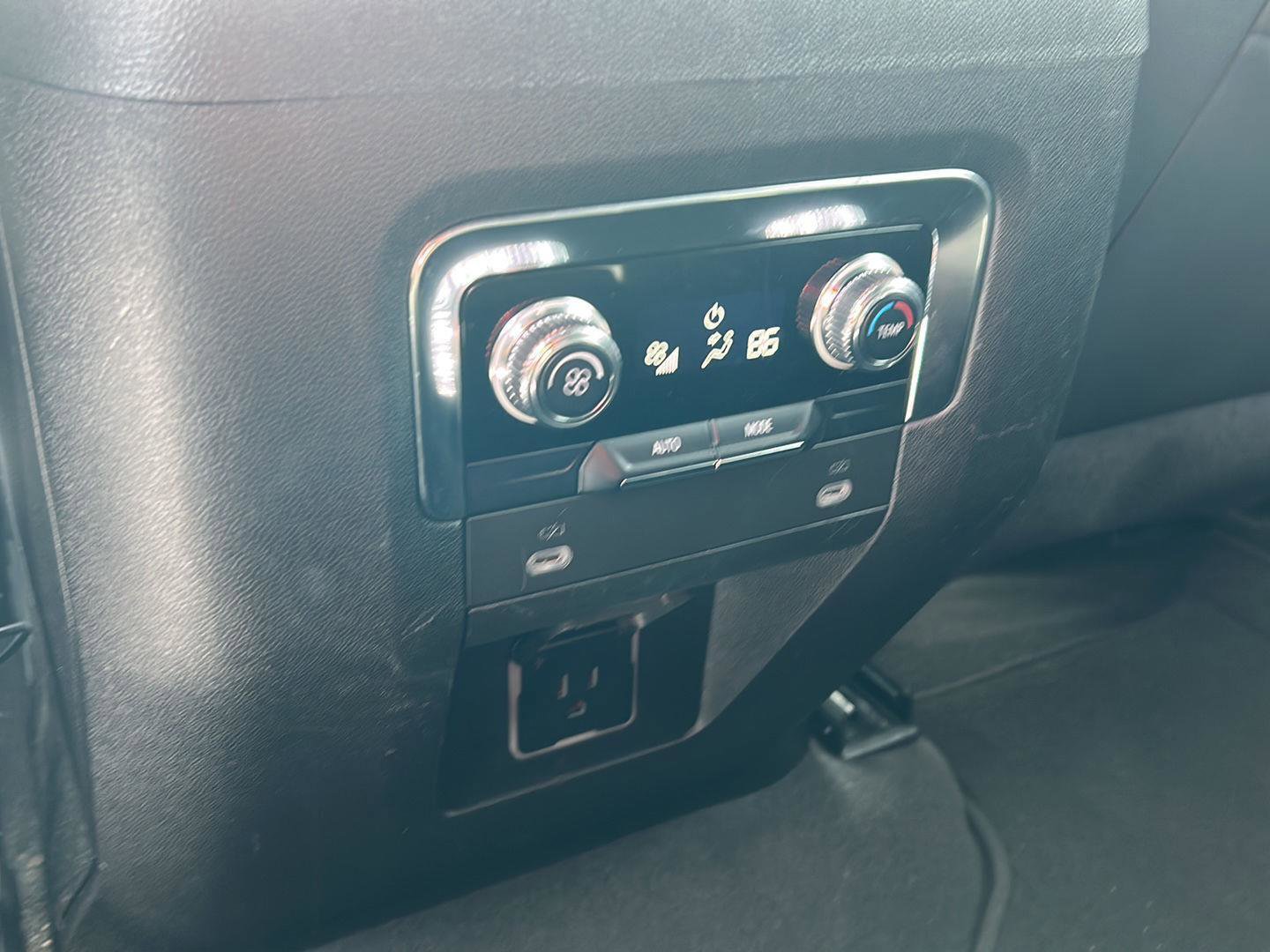 Used 2024 GMC Yukon XL SLT AWD/4WD image 23