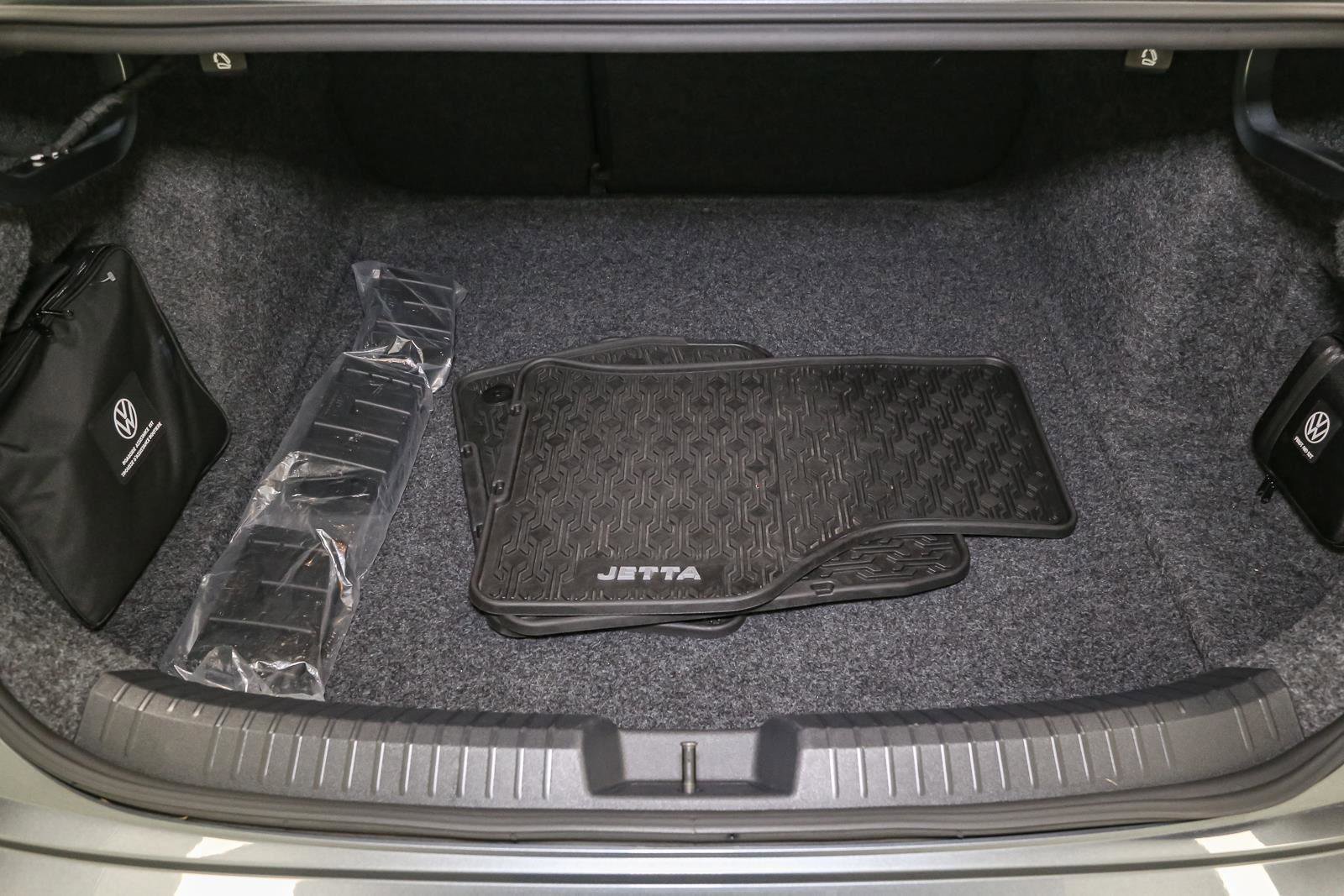 Certified 2024 Volkswagen Jetta SE image 13