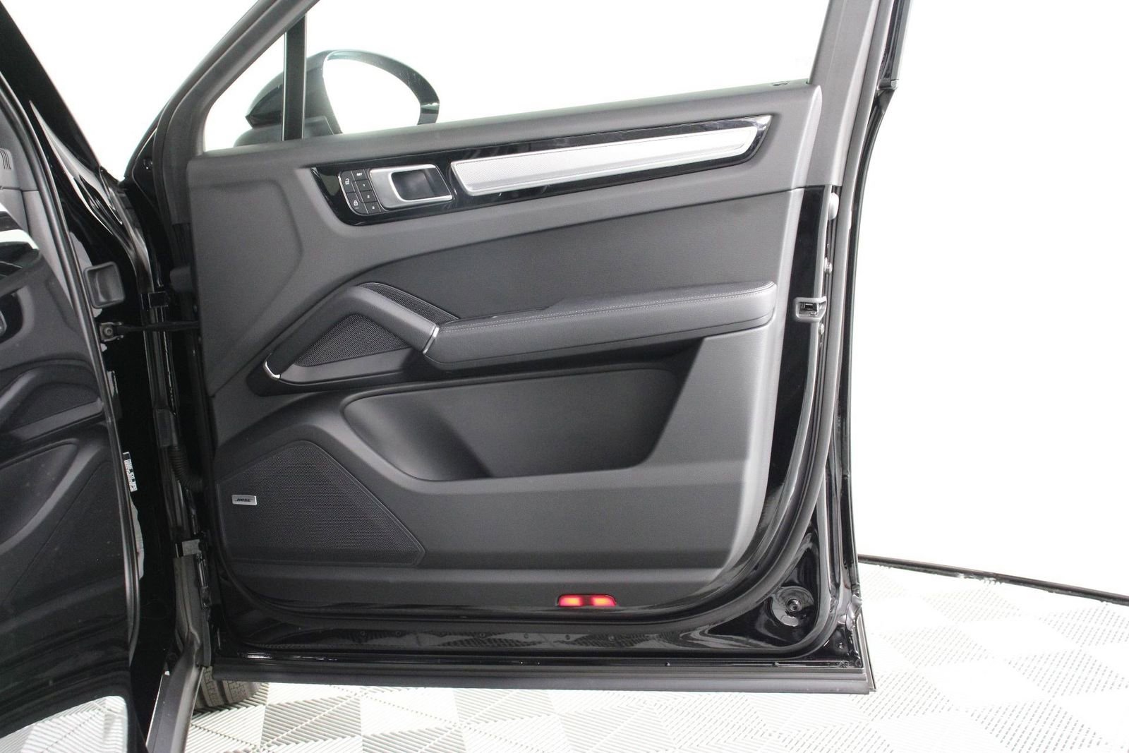 Certified 2023 Porsche Cayenne Platinum Edition image 23