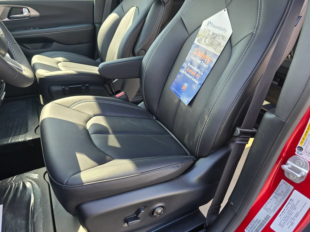 Used 2026 Chrysler Pacifica Select FWD image 19
