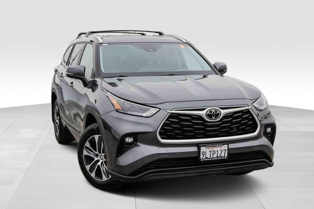 Used 2024 Toyota Highlander XLE AWD/4WD image 2