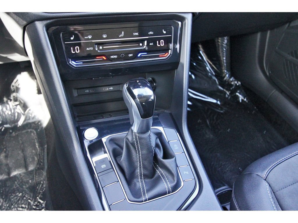 Certified 2025 Volkswagen Taos SE FWD image 28