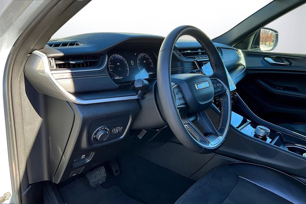 Used 2023 Jeep Grand Cherokee L Laredo image 17