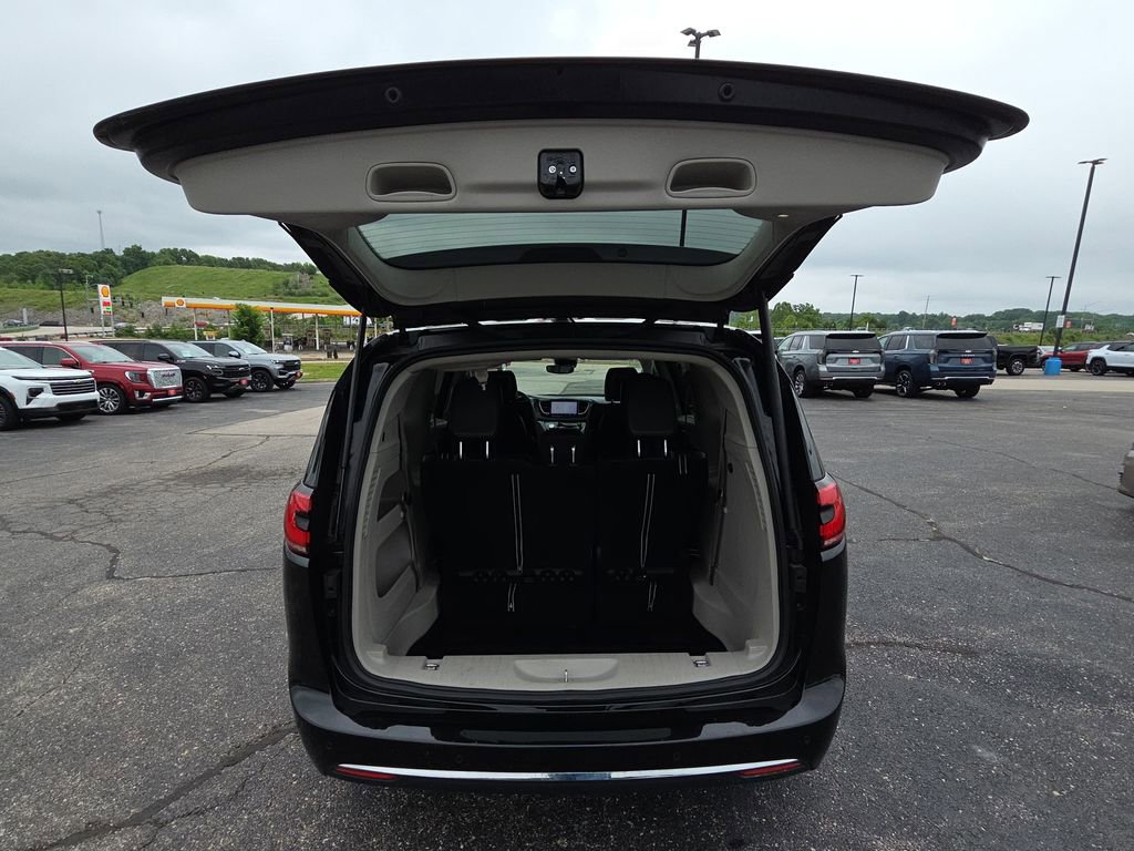 Used 2024 Chrysler Pacifica Touring-L FWD image 30