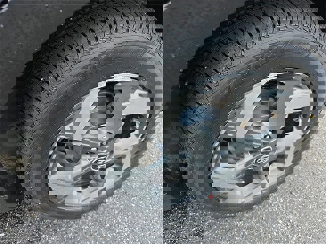 Used 2023 Hyundai Venue SEL image 18