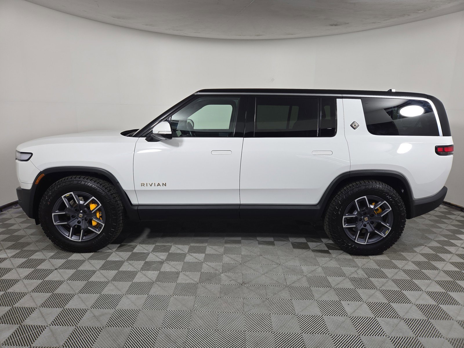 Used 2023 Rivian R1S Adventure AWD/4WD image 2