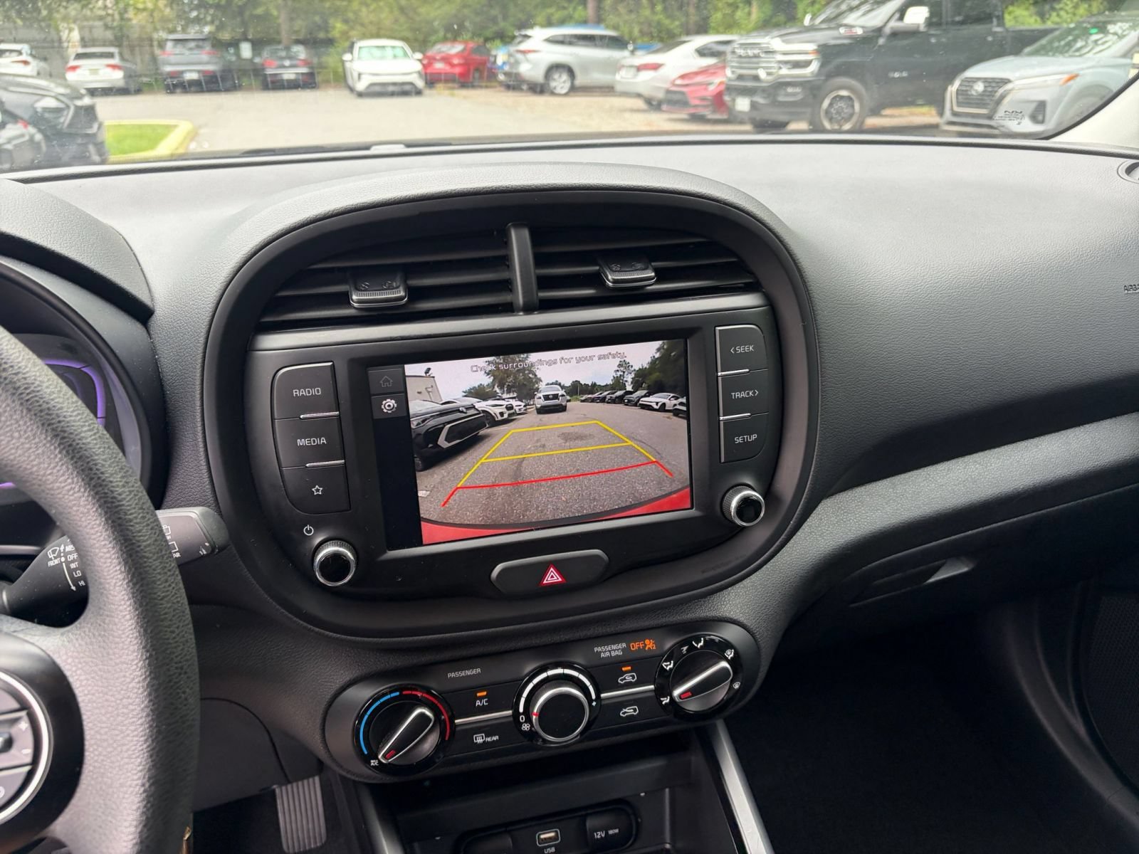 Used 2025 Kia Soul LX w/ LX Technology Package FWD image 21