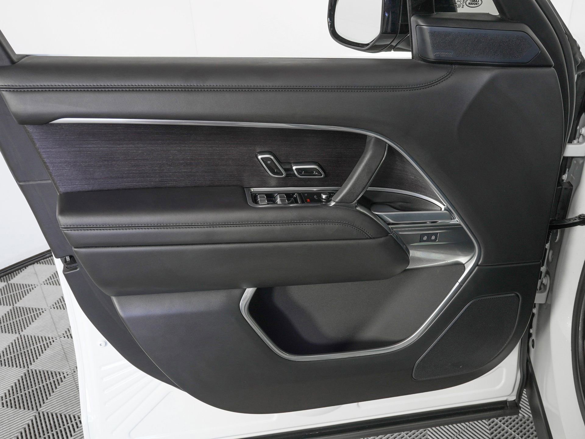 Used 2025 Land Rover Range Rover SE image 15