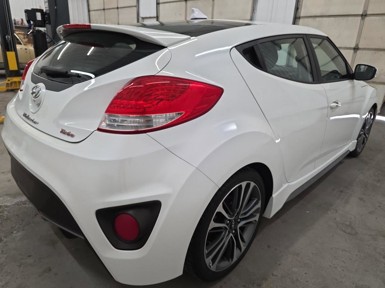 Used 2016 Hyundai Veloster Turbo FWD image 13
