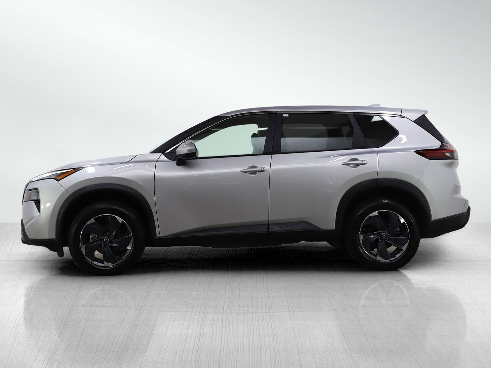 Used 2025 Nissan Rogue SV image 2