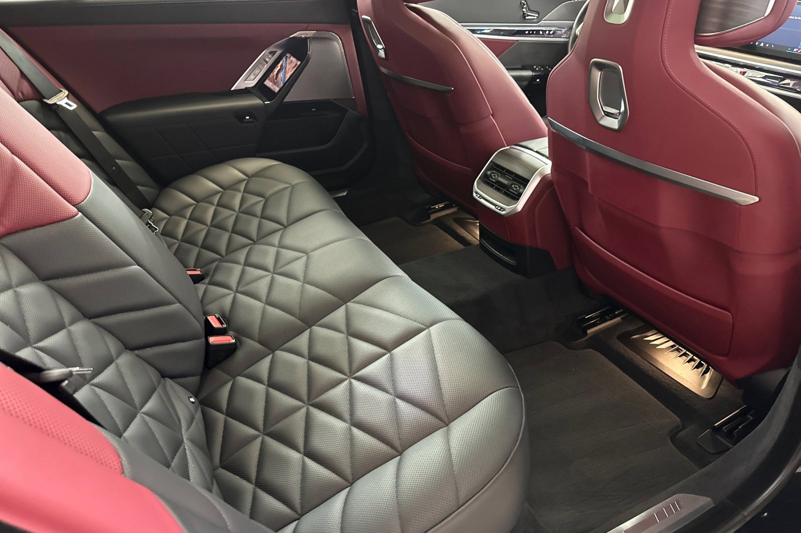 Used 2023 BMW 740i image 30