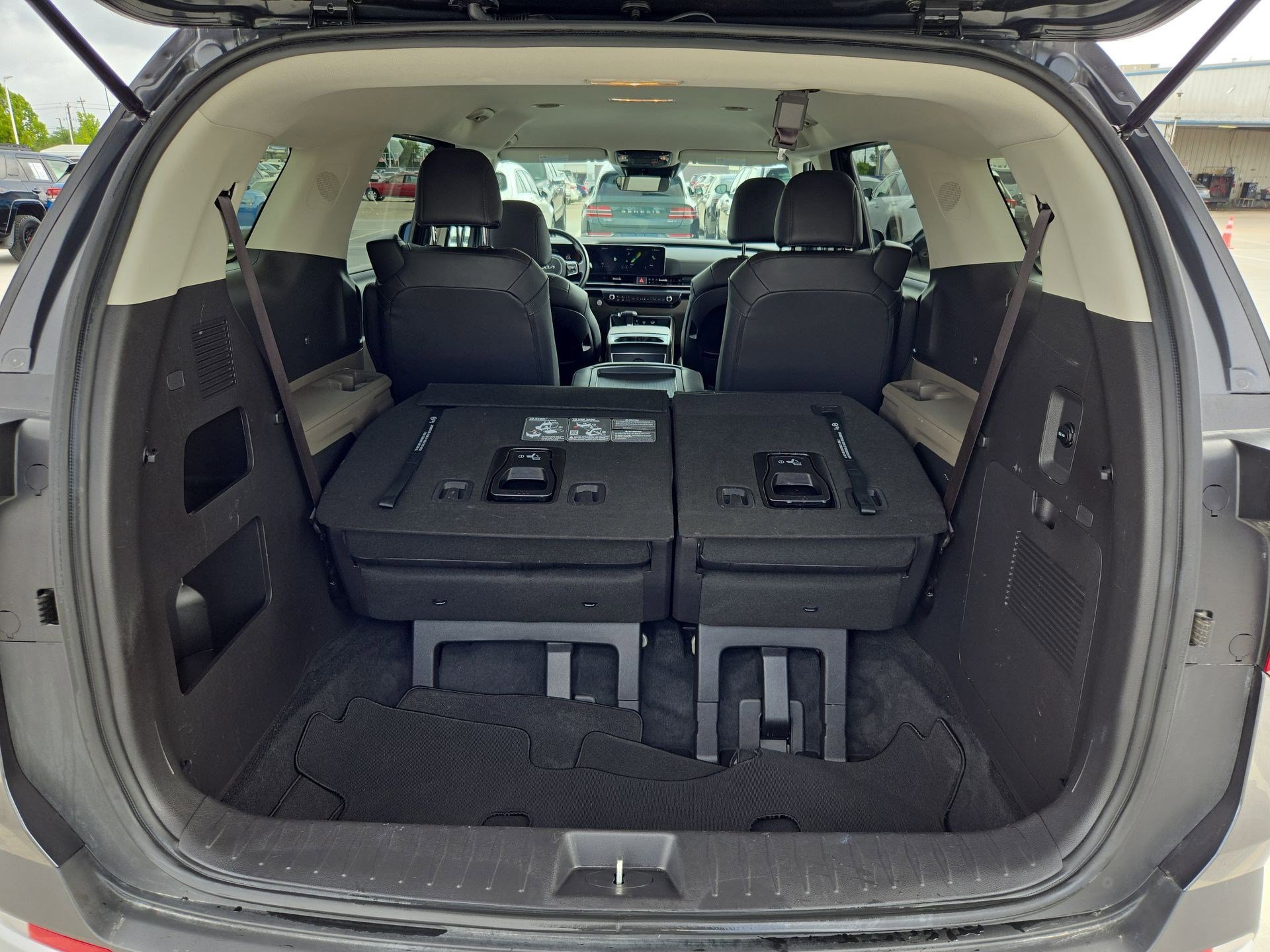 Used 2025 Kia Carnival image 30