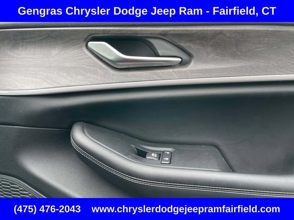 Used 2023 Jeep Grand Cherokee Limited w/ Luxury Tech Group II AWD/4WD image 11
