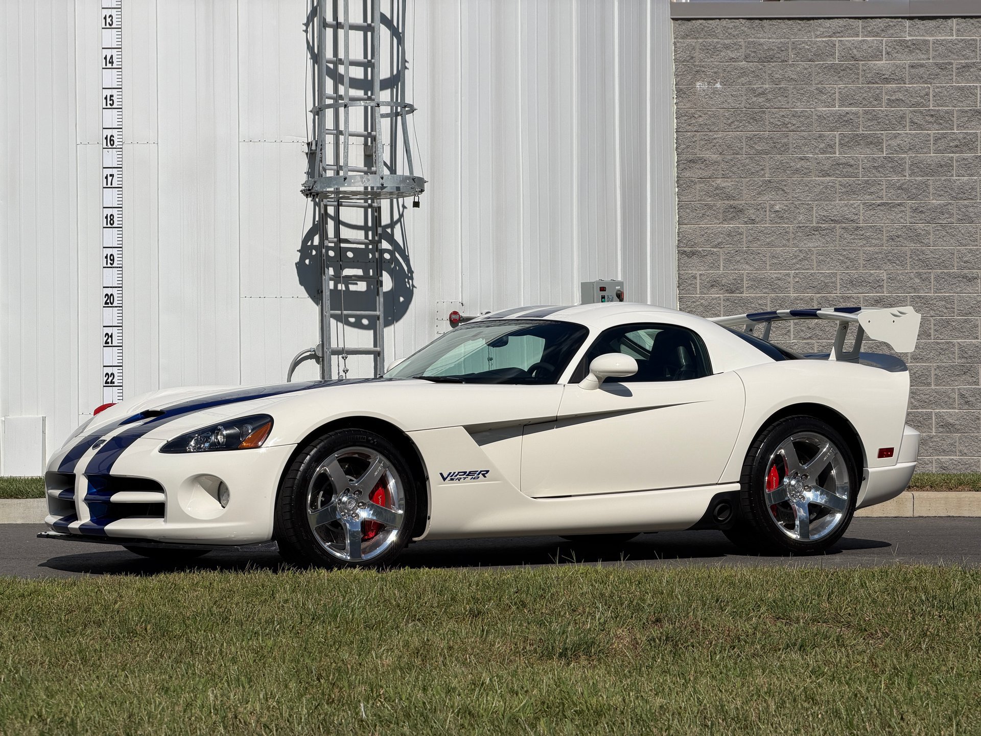 Used 2006 Dodge Viper SRT-10 w/ VOI9 Edition RWD image 3