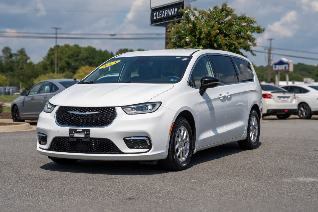 Used 2024 Chrysler Pacifica Touring-L FWD image 3