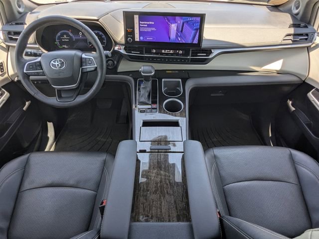 Used 2025 Toyota Sienna Platinum FWD image 24