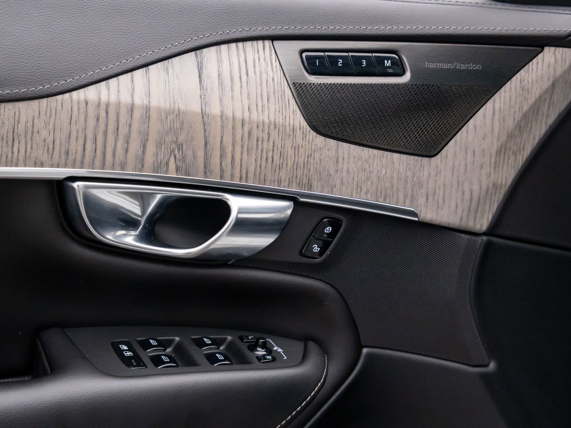 Used 2023 Volvo XC90 B6 Ultimate w/ Protection Package Premier image 14