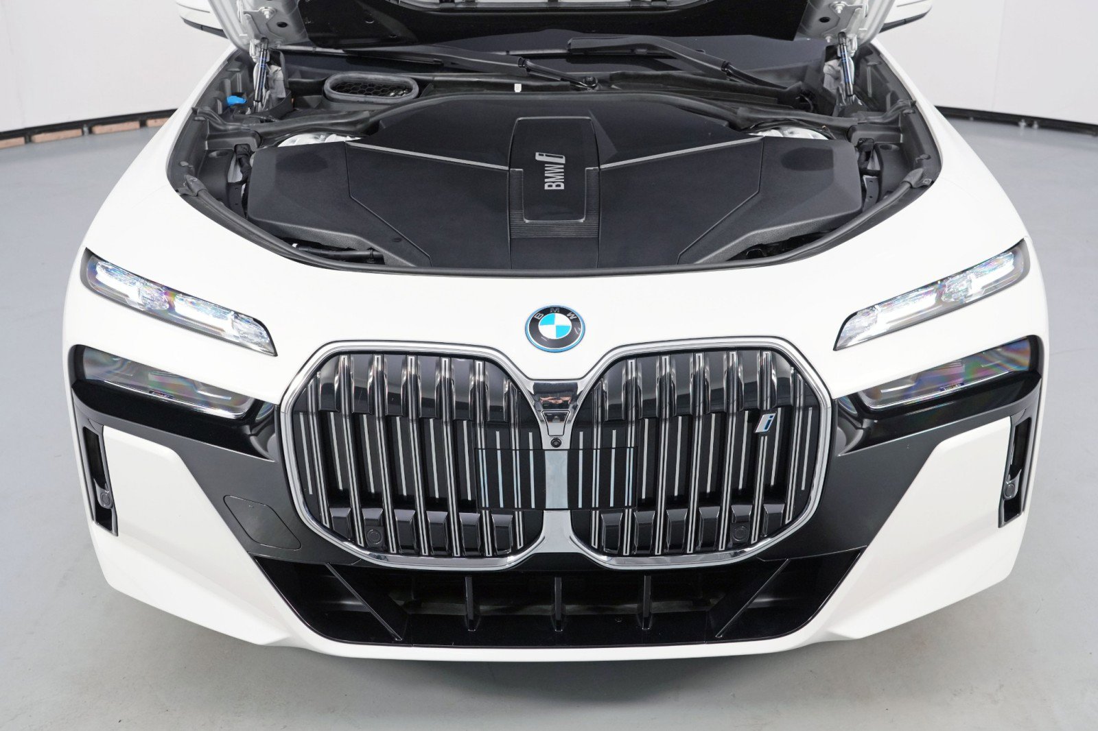 Used 2023 BMW i7 xDrive60 w/ Executive Package 2 image 8