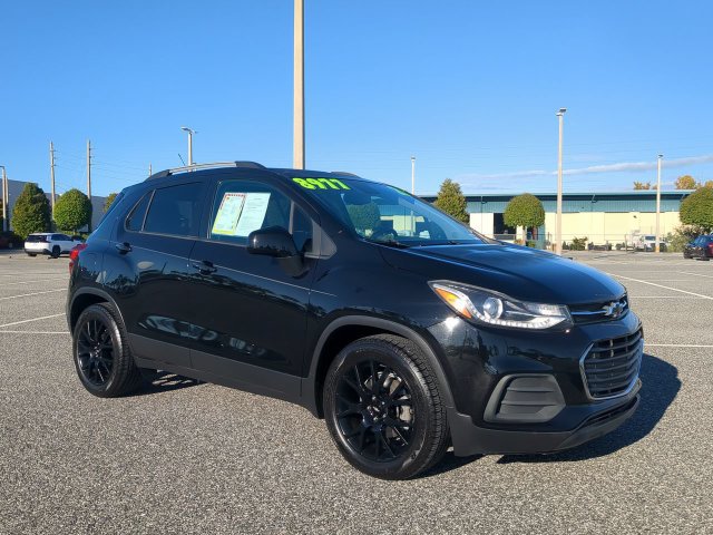 Used 2021 Chevrolet Trax LT w/ Midnight Edition FWD image 2