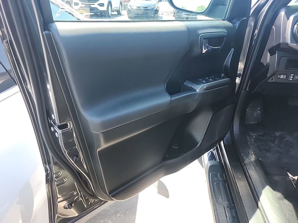 Used 2019 Toyota Tacoma TRD Sport AWD/4WD image 8