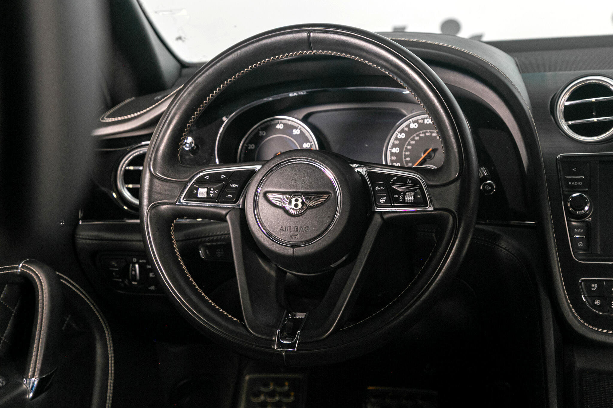 Used 2017 Bentley Bentayga image 42