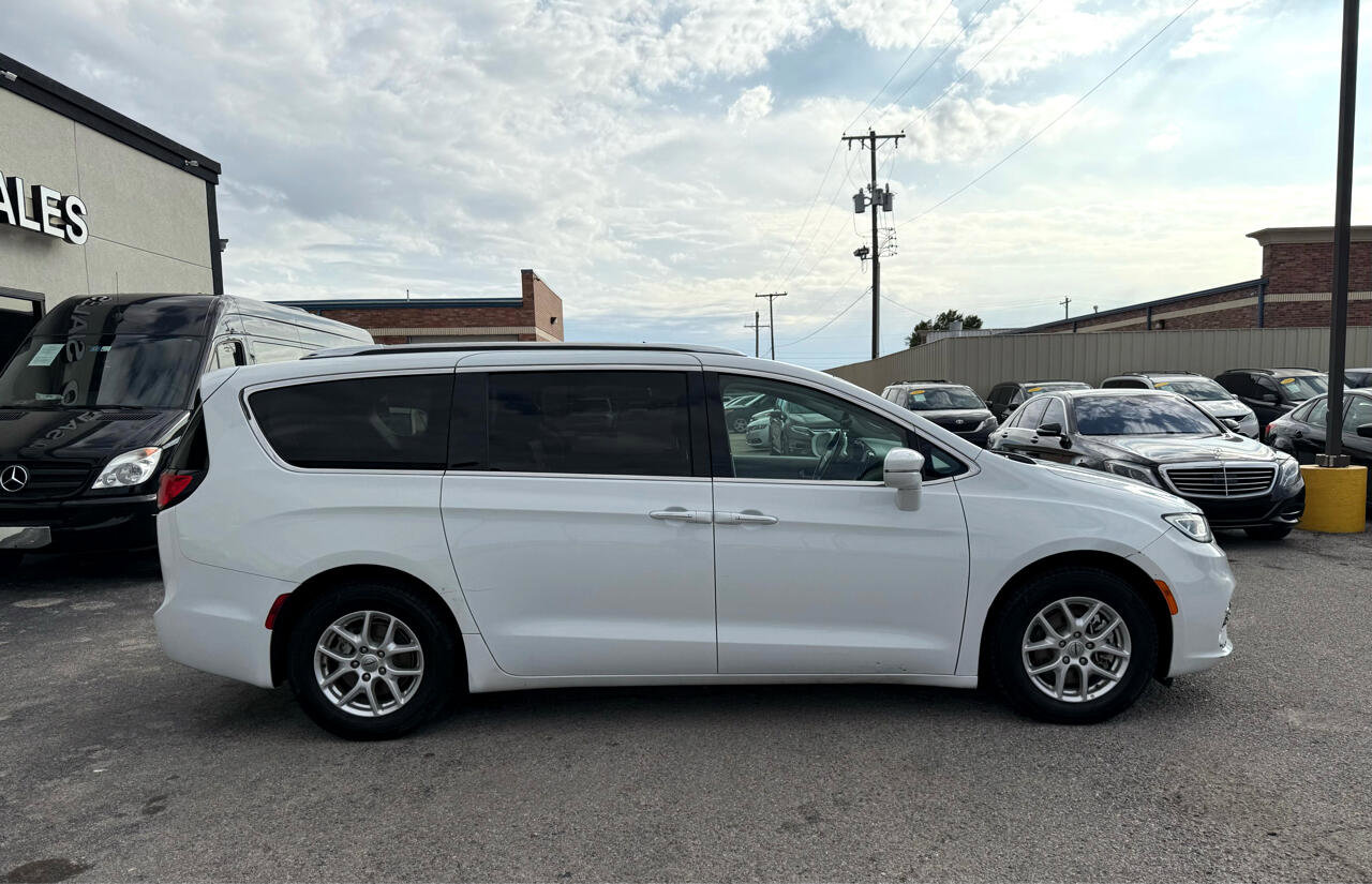 Used 2021 Chrysler Pacifica Touring-L image 5