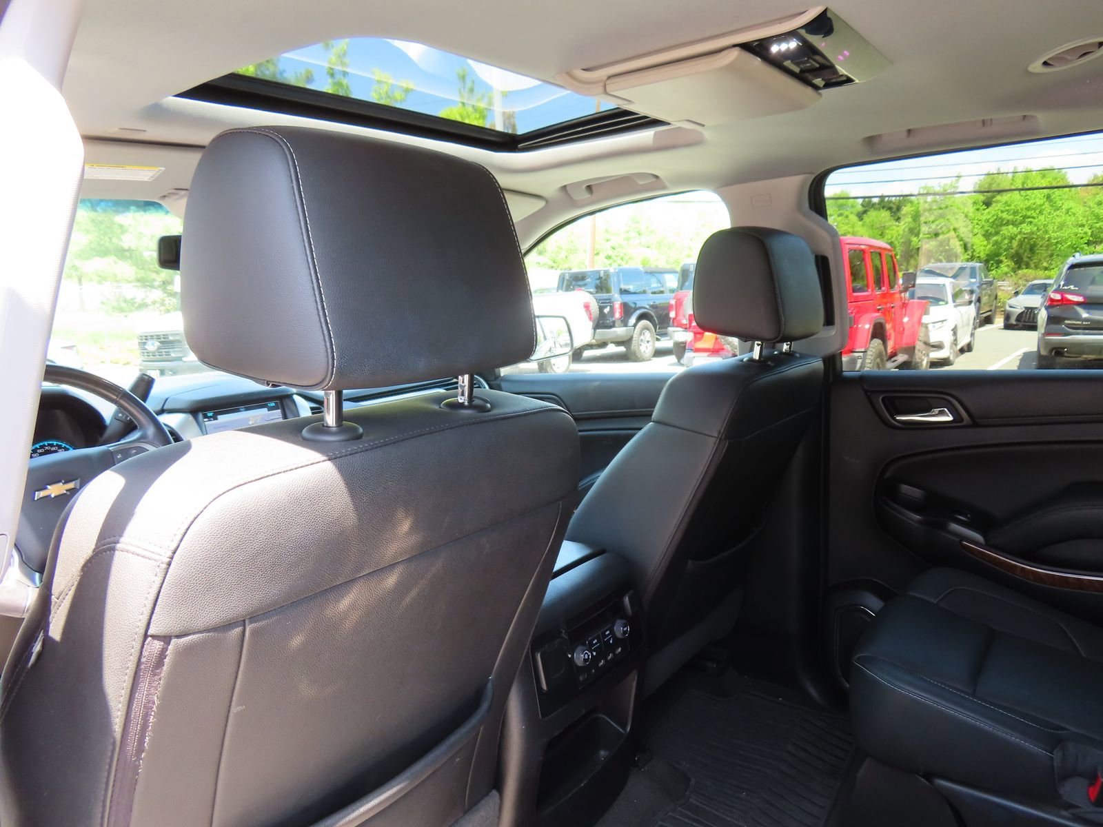 Used 2017 Chevrolet Suburban Premier AWD/4WD image 34