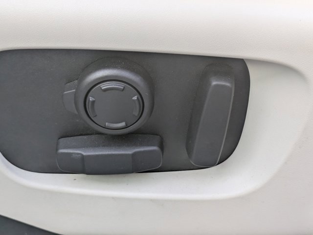 Used 2025 Land Rover Discovery S image 17