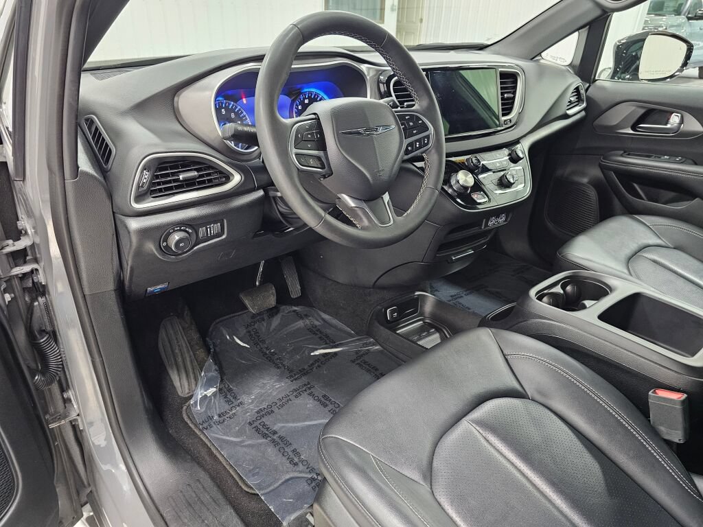 Used 2025 Chrysler Pacifica Select FWD image 29