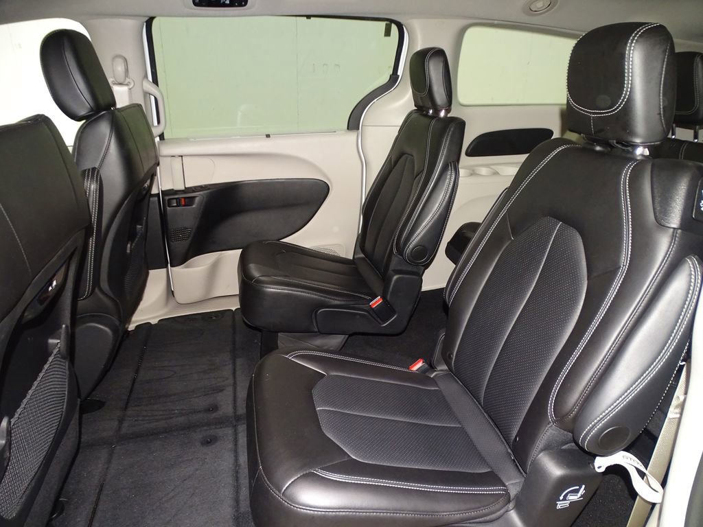 Used 2024 Chrysler Pacifica Touring-L image 11