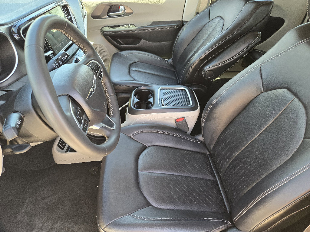 Used 2024 Chrysler Pacifica Touring-L image 18