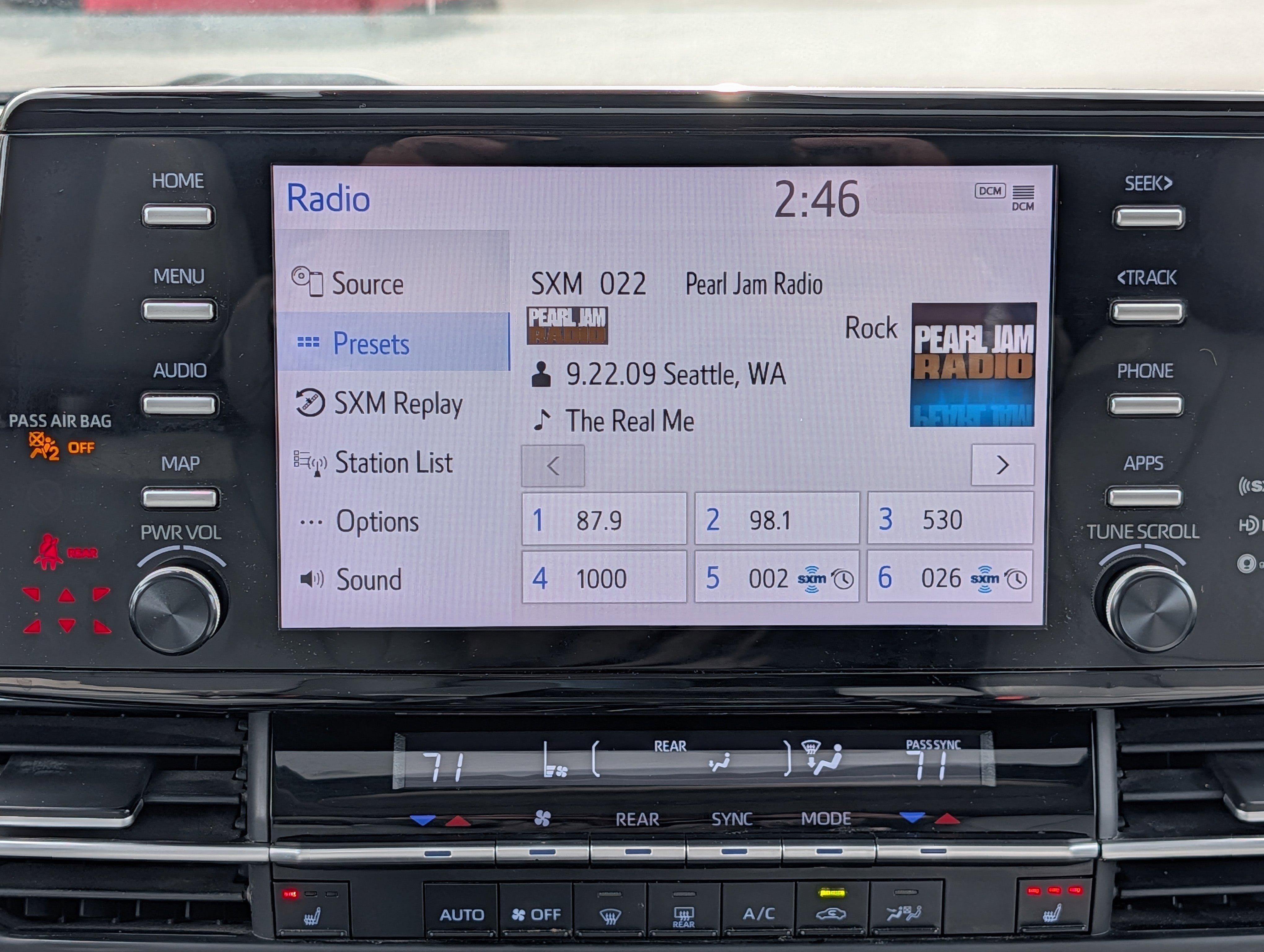 Used 2023 Toyota Sienna XLE FWD image 30