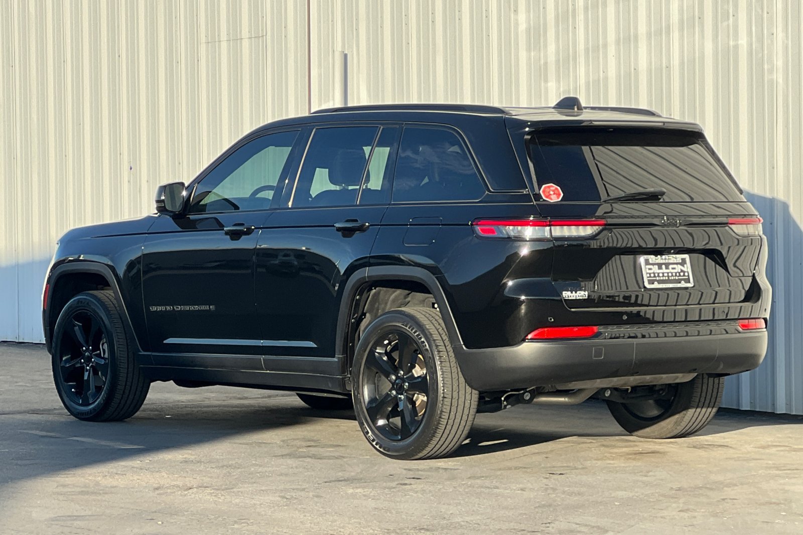 Used 2023 Jeep Grand Cherokee Altitude AWD/4WD image 9
