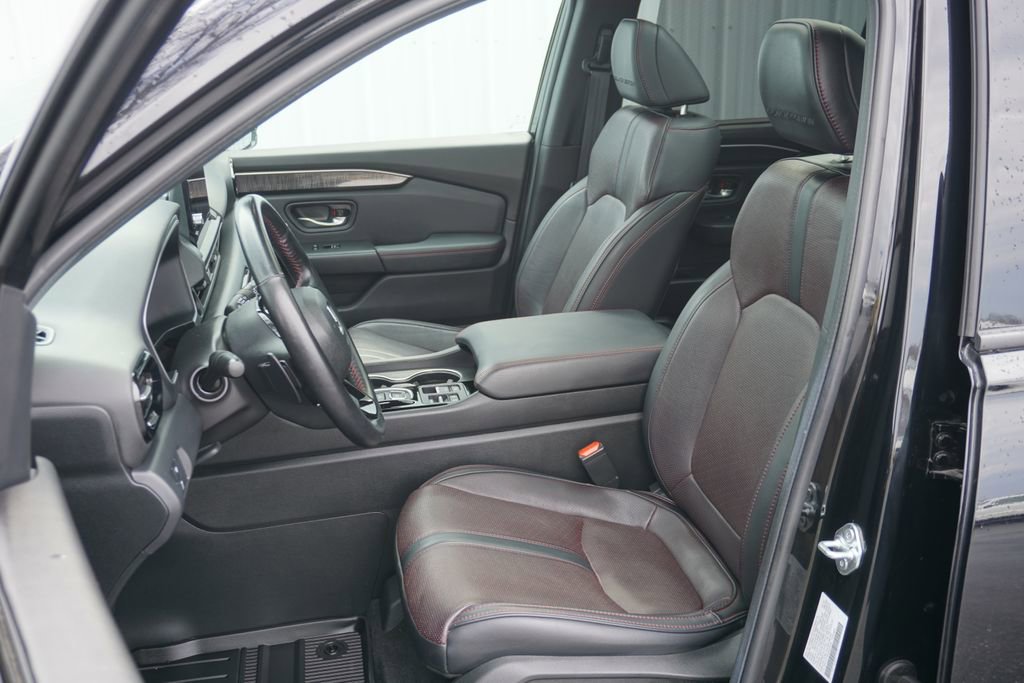 Used 2025 Honda Pilot Black Edition image 12