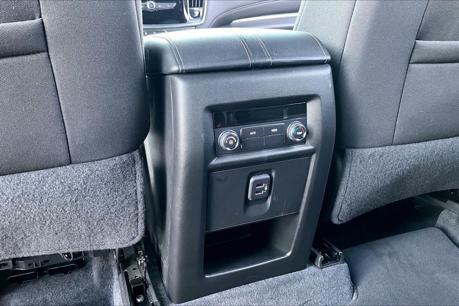Used 2023 Chevrolet Traverse LT FWD image 32