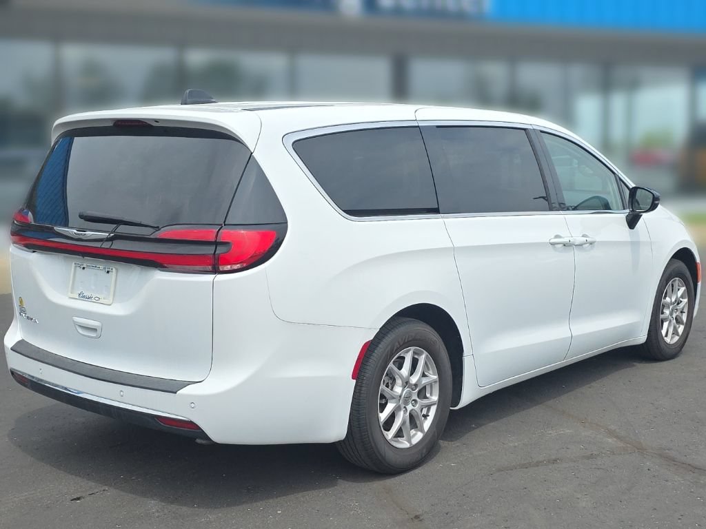 Used 2024 Chrysler Pacifica Touring-L FWD image 7