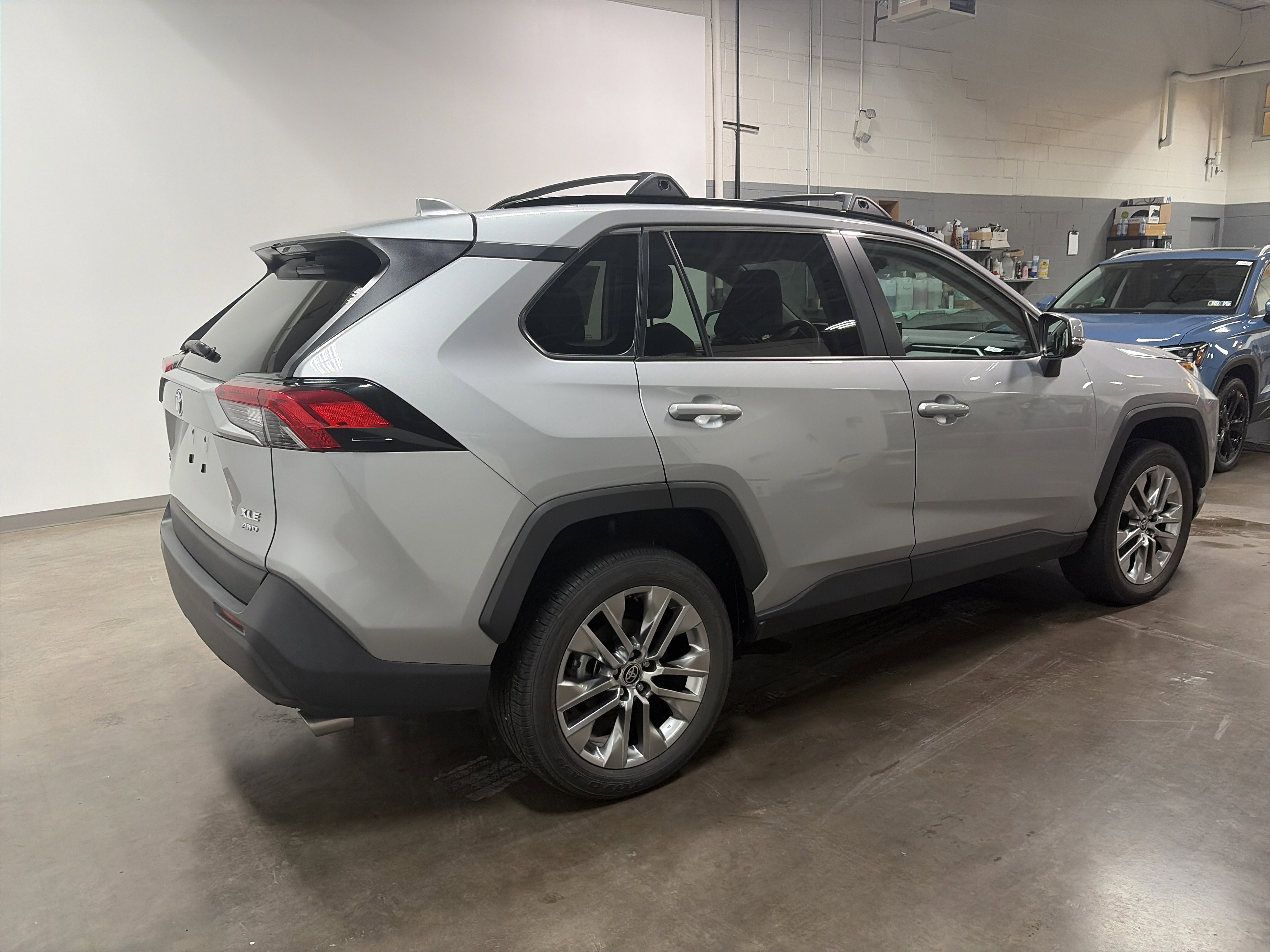 Used 2021 Toyota RAV4 XLE Premium image 3