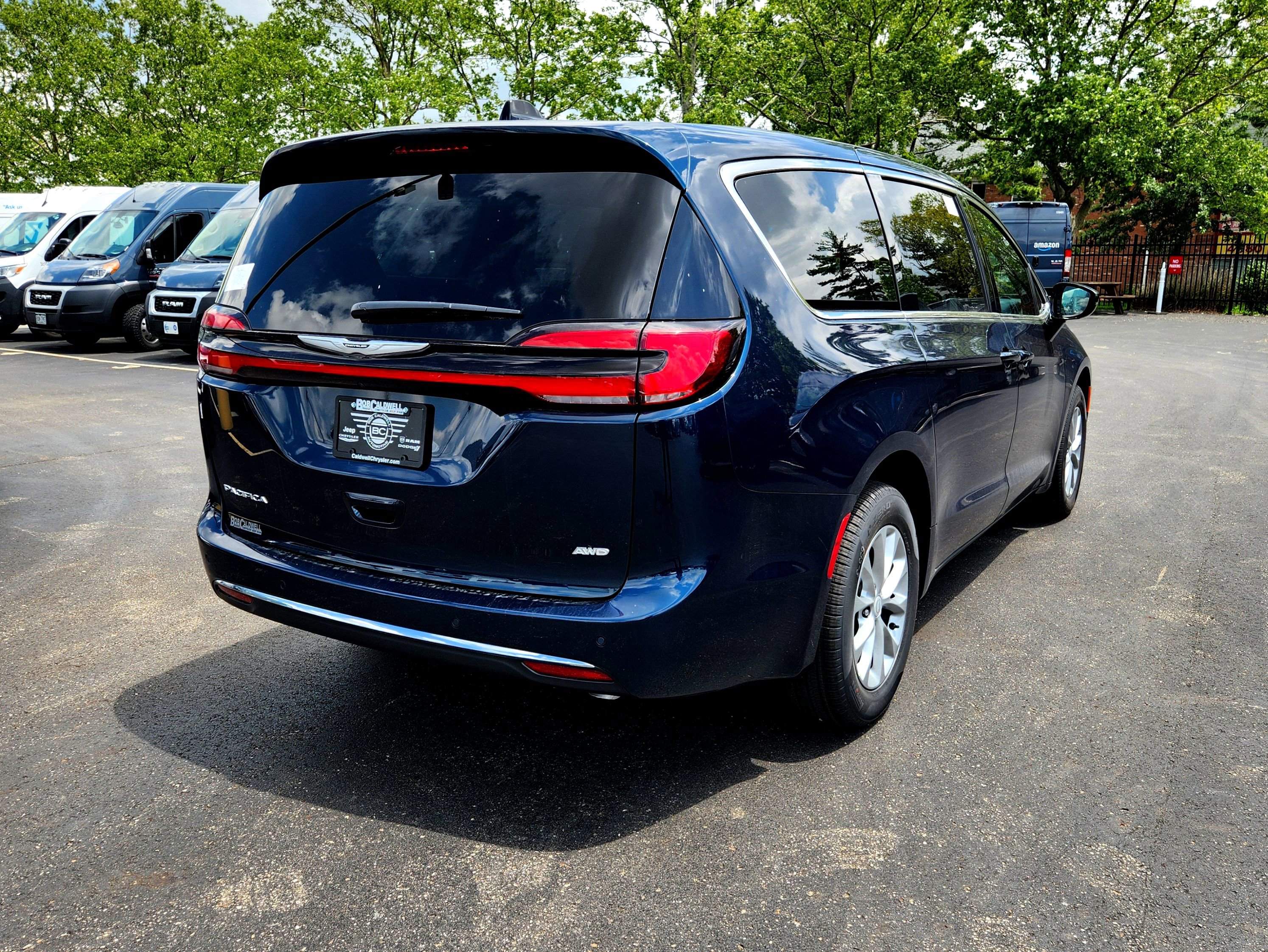 New 2025 Chrysler Pacifica Select w/ Uconnect Theater Family Group image 9