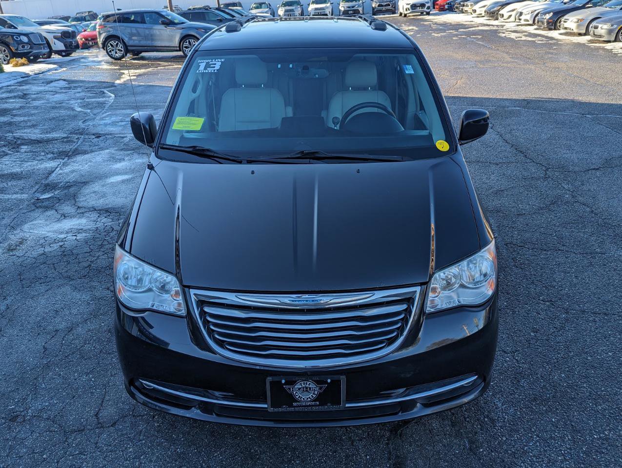 Used 2013 Chrysler Town & Country Touring image 4
